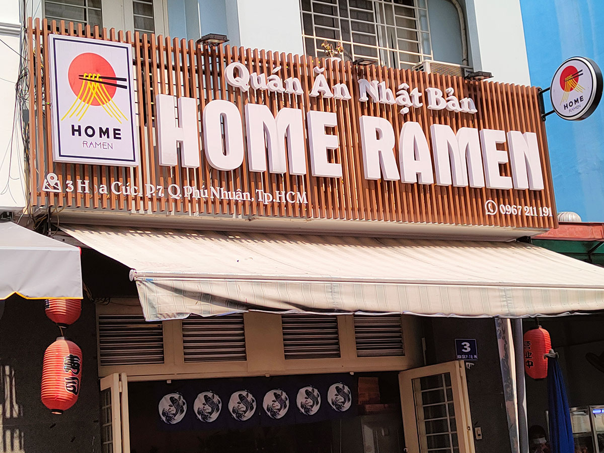 ホーチミン市フーニャン区にあるローカルラーメン屋「HOME RAMEN」